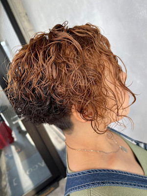 前下がりショート/スパイラルパーマ/ゾーンカラー