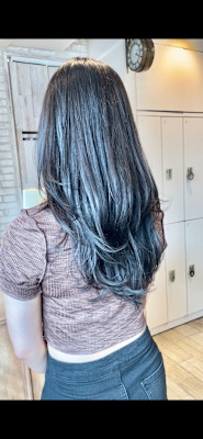 アッシュ系の艶髪にレイヤースタイル