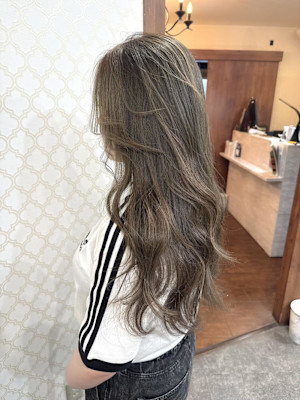 アッシュグレージュ