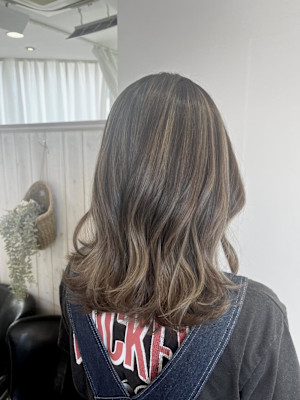 オリーブベージュ