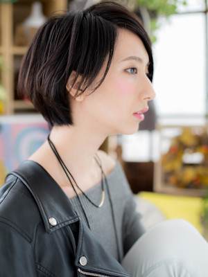 アシンメトリー黒髪耳かけミニボブショート　アッシュブラック