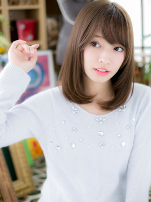 ココアベージュ斜めバング小顔ワンカールロブ　ニュアンスカラー