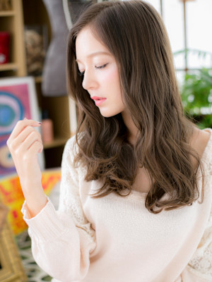 大人可愛いバレイヤージュ小顔抜け感パーマ　カーキベージュ