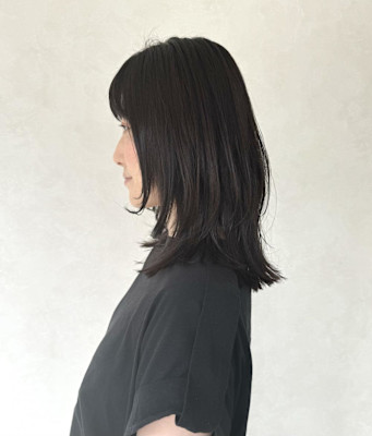 ブルーブラックカラー・顔周りレイヤー・くびれミディアム