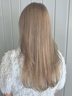 ハイトーン　ミルクティーベージュ　透明感　ロングレイヤー