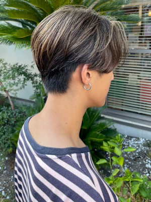 前下がりマッシュ　センターパート　白髪ぼかしハイライト