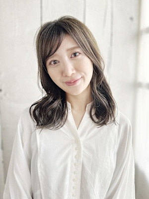 大人可愛いゆるクビレスタイル