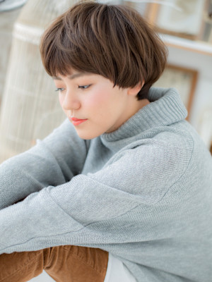 小顔前下がり韓国風束感ショートマッシュ　グレーベージュ