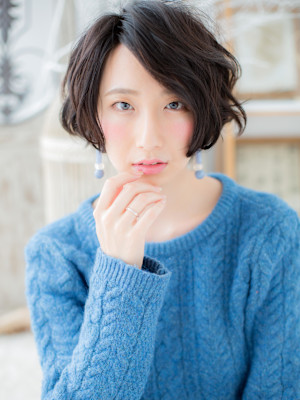 抜け感アシンメトリー前下がり小顔ミニボブ　アッシュブラック