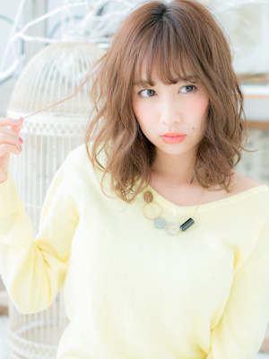 大人可愛い外国人風ハイライトエアリーミディ　アッシュオリーブ