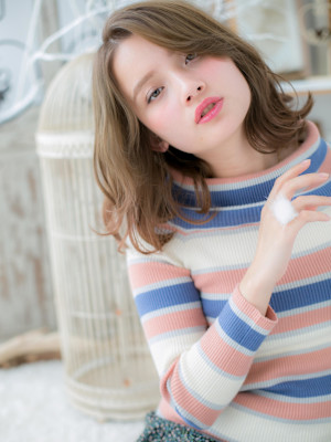 バレイヤージュくせ毛風抜け感くびれミディ　ハイトーンカラー