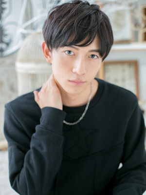 黒髪サイドグラデーション無造作ショート　ネイビーブラック