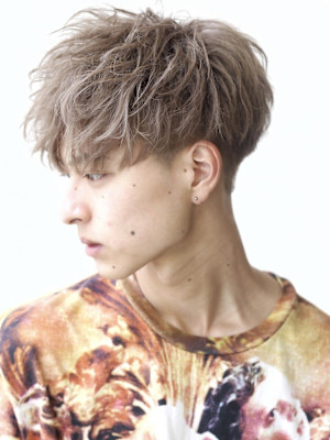 ツーブロック 刈り上げ ミルクティー 前下がり マッシュ