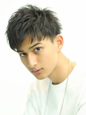 黒髪 ビジカジ ツーブロック ナチュラル刈り上げ ショート