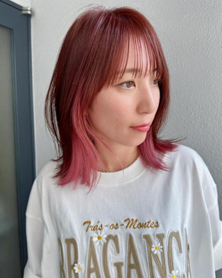 インナーカラーピンク_ぱっつん前髪_切りっぱなしボブ
