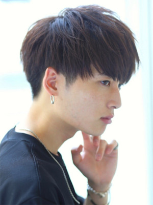 黒髪ツーブロックマッシュ 刈り上げ ナチュラル 福岡 天神