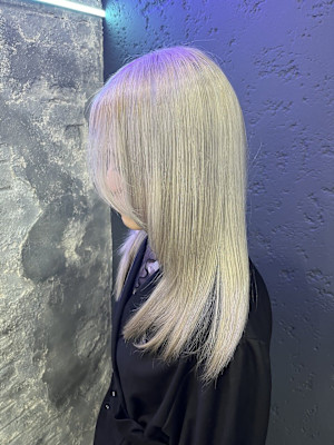 ハイトーンシルバーカラー/レイヤーカット【池袋・池袋東口】