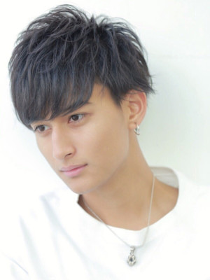 耳掛けアシメショートマッシュ ツーブロック 刈り上げ