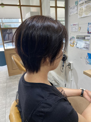 シャープなショートヘア