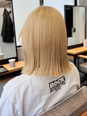 ハイトーンカラーブロンドベージュ＊切りっぱなしミディアム
