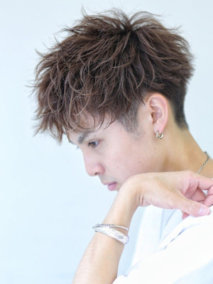 ミニスペインカール前下がりマッシュ ツーブロック 刈り上げ