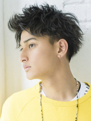 フェザーパーマアップバングショート ツーブロック 刈り上げ