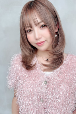 フェミニンなミディアムスタイル