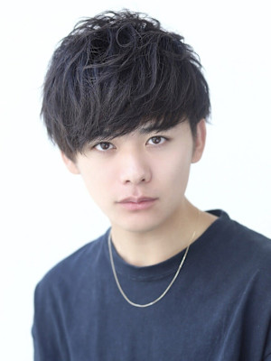 ナチュラルアシメ耳掛けマッシュ ツーブロック 刈り上げ 黒髪