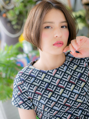 前下がりボブ小顔くせ毛風大人センターパート　グレージュカラー