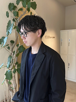 センターパート×立体パーマ