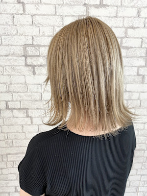 ホワイトベージュ　切りっぱなしボブ