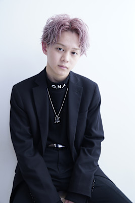 センターパートアップバング