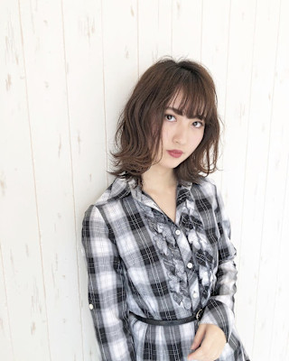 アッシュベージュ　外はねミディアムボブ