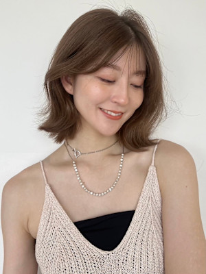 外ハネ　ミディアム　顔周りカット　くびれヘア　透明感カラー