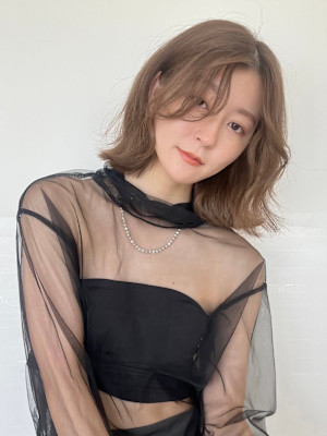 外ハネ　ミディアム　顔周りカット　くびれヘア　透明感カラー