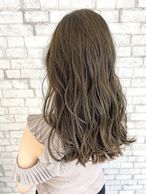 セミロング　透明感　アッシュベージュ