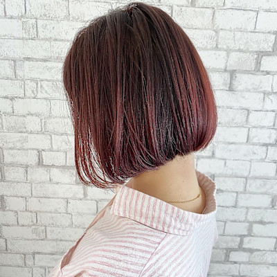 ピンクバイオレット　前下がりワンレンボブ