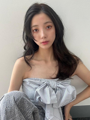 大人かわいい韓国ヘア暗髪顔周りカット