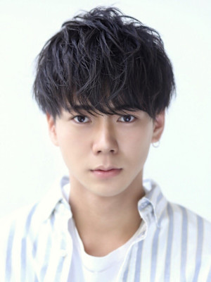 刈り上げツーブロックラフマッシュ 黒髪 シャドウパーマ 