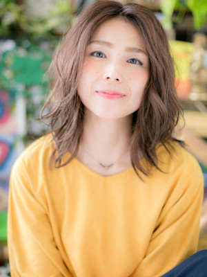 大人かわいい小顔センターパート波巻きミディ　アッシュオリーブ