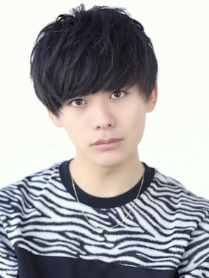 黒髪アシメマッシュ  毛流れ ツーブロック 刈り上げ