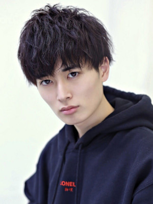 ちょい分けショート 黒髪 ツーブロック 刈り上げ ソフツイ