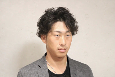 センターパート×無造作パーマ