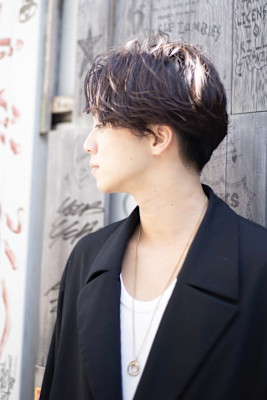 センターパートスペインパーマ　アップバング　アッシュブラック