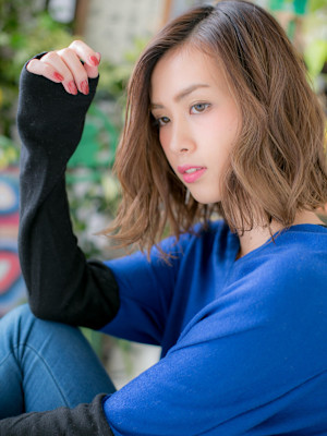 抜け感アシンメトリーくせ毛風波巻きウェーブ　ニュアンスカラー