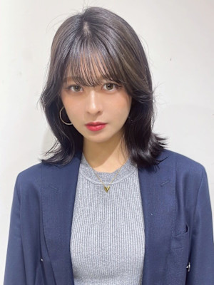 アッシュグレージュ　透け感カラー　くびれゆる巻きミディアム