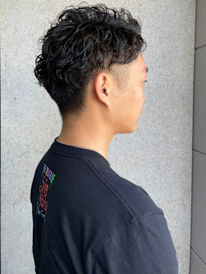 ナチュラルパーマ　ツーブロックショート　サイドパート