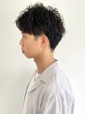 ツイストスパイラルパーマ　刈り上げマッシュ　サイドパート