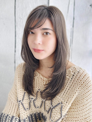 グレージュカラーの内巻きレイヤースタイル