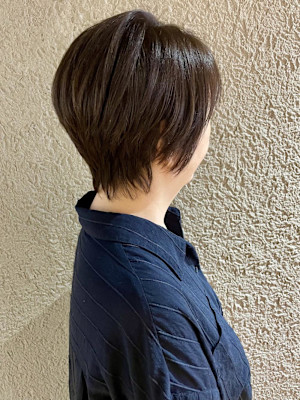 襟足を長めに残すハイレイヤーショート